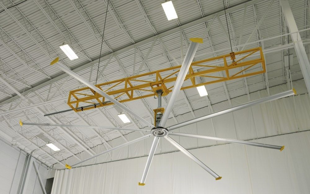 ventilateur plafond Powerfoil entrepot 30 m de haut - big ass fans turbobrise
