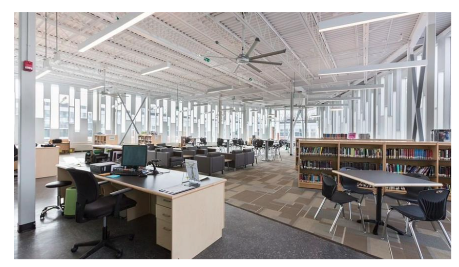 Ventilateurs de plafond de grand diamètre à la bibliothèque de l'école Barrie North. (Photo sous droit d'auteur de Big Ass Fans)