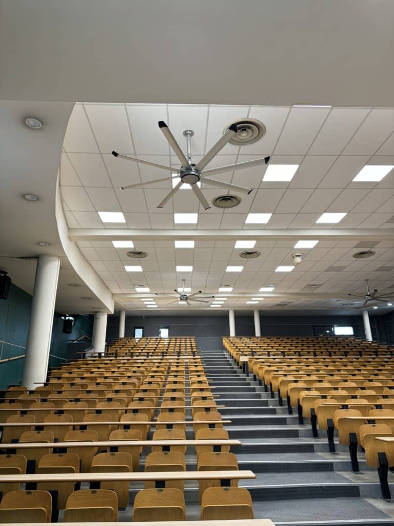 Amphitheatre universite Toulon rafraichi par un brasseur d'air Turbobrise