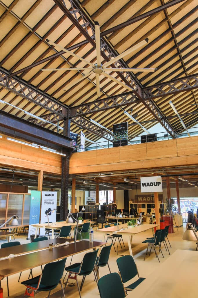 Brasseur d'air Essence de Big Ass Fans dans les bureaux H7 à Lyon - Brasseurs d'air Turbobrise